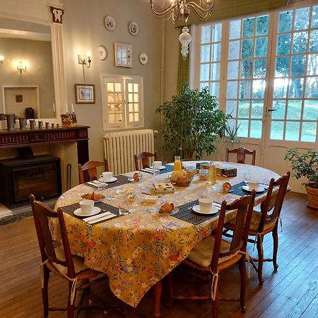 Manoir Du Bellay Bed & Breakfast มองทรอย-เบเลย์ ภายนอก รูปภาพ