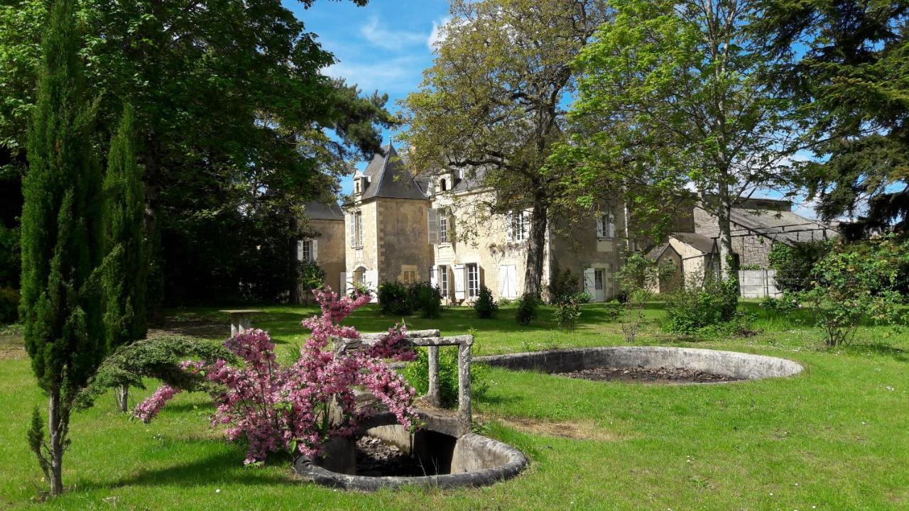 Manoir Du Bellay Bed & Breakfast มองทรอย-เบเลย์ ภายนอก รูปภาพ