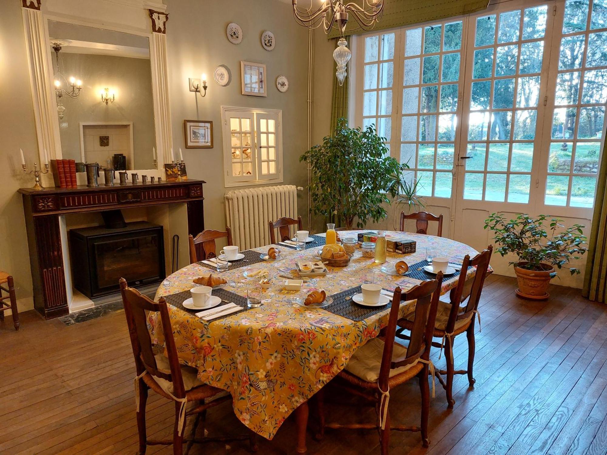 Manoir Du Bellay Bed & Breakfast มองทรอย-เบเลย์ ภายนอก รูปภาพ